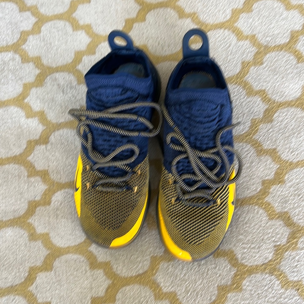 KD11 men’s size 8.5, vintage Golden State great condition, lightly worn